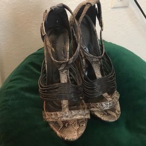 Snake print. Wedge heels.